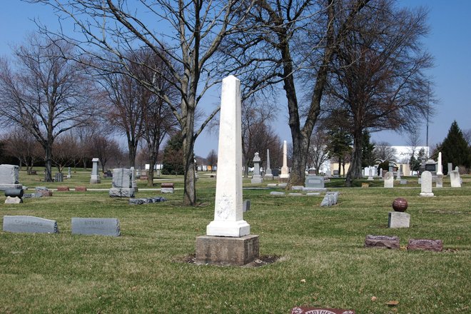 Mound Grove Cemetery: lone shaft