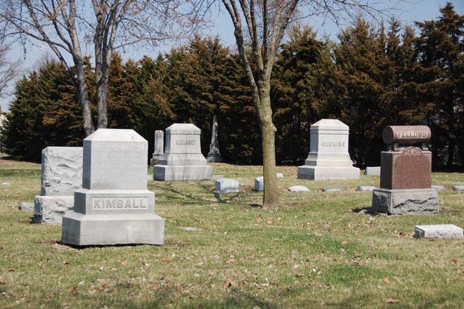 Mound Grove Cemetery: between cemeteries