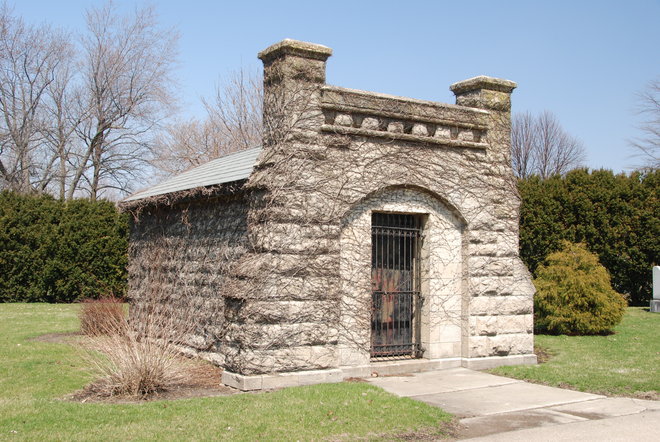 Mound Grove Cemetery: Receiving Vault