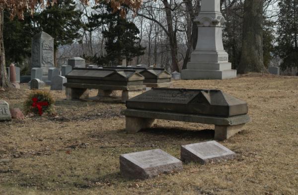 Springdale Cemetery, Peoria:table tombs