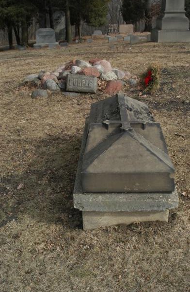 Springdale Cemetery, Peoria:table tombs