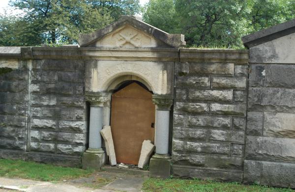 Mausoleum Ridge : Forest Home Cemetery