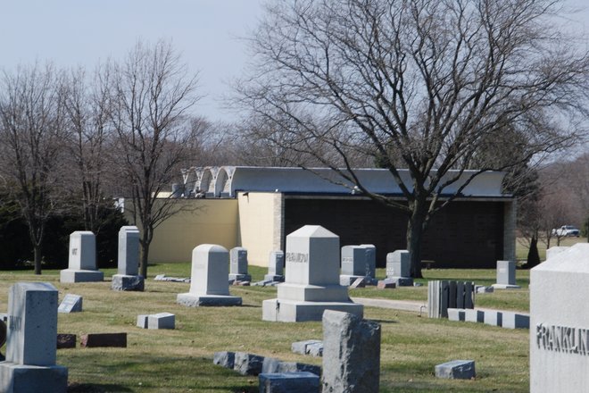 Mound Grove Cemetery: Behind mausoleum