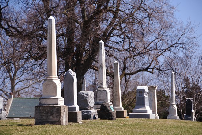 Mound Grove Cemetery: Obelisk group
