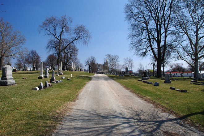 Mound Grove Cemetery: road