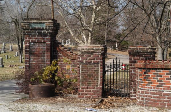 Upper Alton Cemetery:Old Gate (Oakwood)