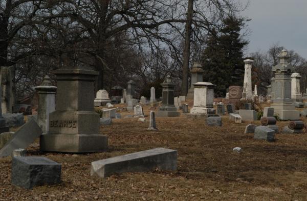Springdale Cemetery, Peoria:Broken Obelisk