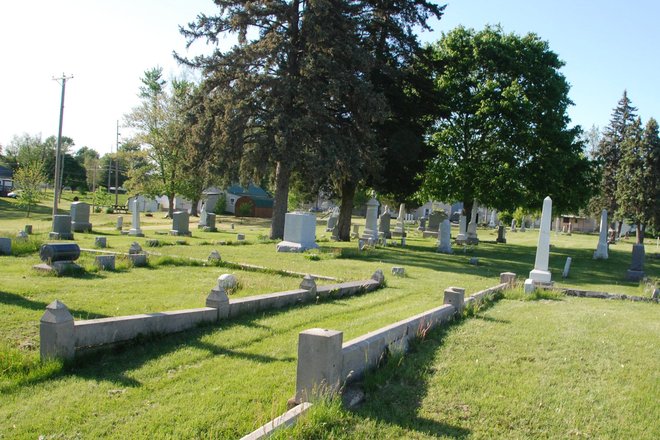 Rushville City Cemetery: parallel coping
